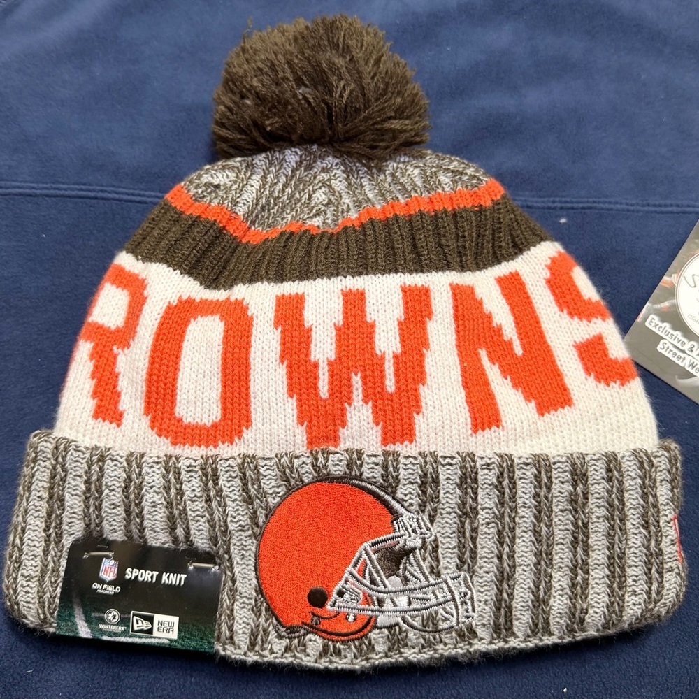NFL Official On Side Sport Knit New Era Cleveland Browns striped cuffed hat Pom